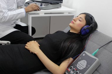 İşitsel Tahrik Potansiyelleri, 20 yaşındaki kadın bir hastanın işitsel sistem fonksiyonlarını değerlendirmek için yapılan bir tanı testi.