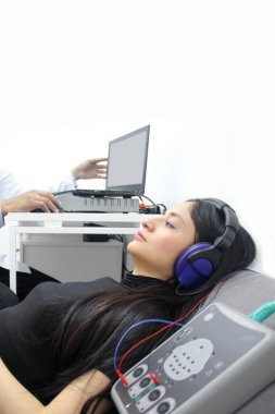 İşitsel Tahrik Potansiyelleri, 20 yaşındaki kadın bir hastanın işitsel sistem fonksiyonlarını değerlendirmek için yapılan bir tanı testi.