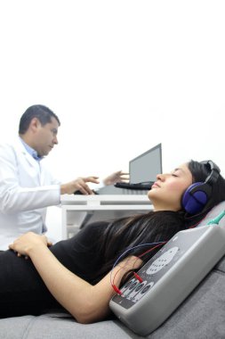 İşitsel Tahrik Potansiyelleri, 20 yaşındaki kadın bir hastanın işitsel sistem fonksiyonlarını değerlendirmek için yapılan bir tanı testi.