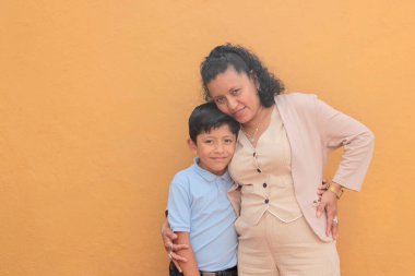 Boşanmış bekar bir anne ve 9 yaşındaki esmer tenli Latin oğlu anneler gününü kutlamak için sarılıp sevgilerini gösteriyorlar.