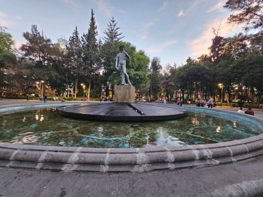 Mexico City, Meksika - 29 Ocak 2025: Michelangelo 'nun CDMX' teki heykelinin bir kopyası olan Davut Çeşmesi, Roman Norte mahallesindeki Plaza Rio de Janeiro 'da yer almaktadır.
