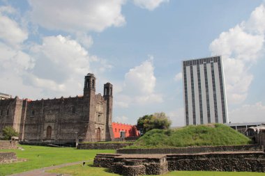 Mexico City, Mexico - 21 Temmuz 2025: CDMX 'in Cuauhtemoc ilçesindeki Nonoalco Tlatelolco konut kompleksindeki Üç Kültür Meydanı