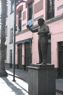 Mexico City, Mexico - 21 Temmuz 2025: Plaza Garibaldi 'deki Mariachi Koridoru, CDMX' te Pedro Infante ve Juan Gabriel gibi Meksikalı müzik sanatçılarının heykelleriyle