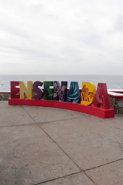 Ensenada, Baja California, Meksika - 17 Aralık 2025: La Bufadora, Ensenada, Baja California, Meksika 'da bir deniz gayzeridir. Denizin yukarı fırlayarak dev bir jet oluşturduğu doğal bir gösteri.