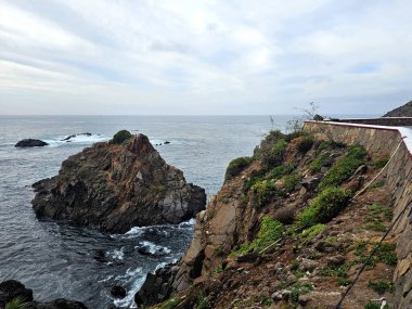 Ensenada, Baja California, Meksika - 17 Aralık 2025: La Bufadora, Ensenada, Baja California, Meksika 'da bir deniz gayzeridir. Denizin yukarı fırlayarak dev bir jet oluşturduğu doğal bir gösteri.