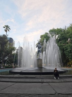 Mexico City, Meksika - 29 Ocak 2025: Michelangelo 'nun CDMX' teki heykelinin bir kopyası olan Davut Çeşmesi, Roman Norte mahallesindeki Plaza Rio de Janeiro 'da yer almaktadır.
