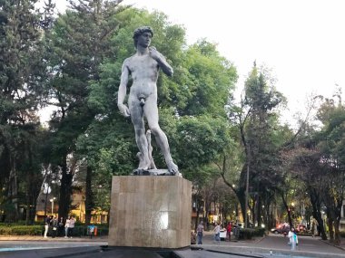 Mexico City, Meksika - 29 Ocak 2025: Michelangelo 'nun CDMX' teki heykelinin bir kopyası olan Davut Çeşmesi, Roman Norte mahallesindeki Plaza Rio de Janeiro 'da yer almaktadır.