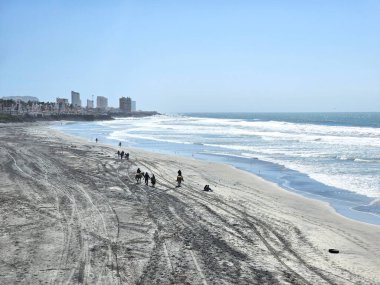 Rosarito, Baja California - 15 Aralık 2025: Rosarito Sahili, Meksika 'nın Baja California Yarımadası' ndaki bir plajdır.