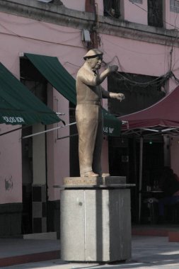 Mexico City, Mexico - 21 Temmuz 2025: Plaza Garibaldi 'deki Mariachi Koridoru, CDMX' te Pedro Infante ve Juan Gabriel gibi Meksikalı müzik sanatçılarının heykelleriyle