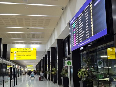 Tijuana, Baja California, Meksika - Mar 13, 2025: Xpress CBX, Tijuana Uluslararası Havaalanını bağlayan yaya köprüsü ve San Diego 'da özel bir terminal