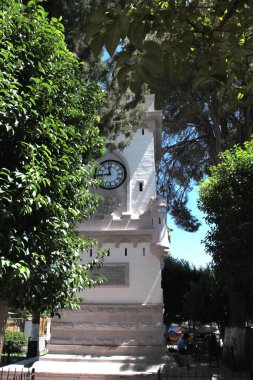 Parras, Coahuila, Meksika - 28 Temmuz 2025: Plaza del Reloj, Coahuila, Meksika 'da Parras şehrinin merkezinde bulunan bir halk parkı.