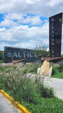 Saltillo, Coahuila, Meksika - 27 Temmuz 2025 Meksika 'nın Coahuila de Zaragoza eyaletinin başkenti ve en kalabalık şehri olan Saltillo' ya giriş, dağlarla çevrilidir.