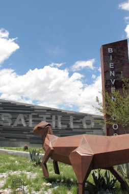 Saltillo, Coahuila, Meksika - 27 Temmuz 2025 Meksika 'nın Coahuila de Zaragoza eyaletinin başkenti ve en kalabalık şehri olan Saltillo' ya giriş, dağlarla çevrilidir.