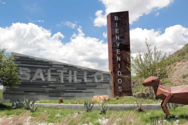 Saltillo, Coahuila, Meksika - 27 Temmuz 2025 Meksika 'nın Coahuila de Zaragoza eyaletinin başkenti ve en kalabalık şehri olan Saltillo' ya giriş, dağlarla çevrilidir.
