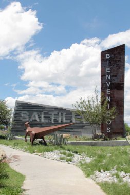 Saltillo, Coahuila, Meksika - 27 Temmuz 2025 Meksika 'nın Coahuila de Zaragoza eyaletinin başkenti ve en kalabalık şehri olan Saltillo' ya giriş, dağlarla çevrilidir.