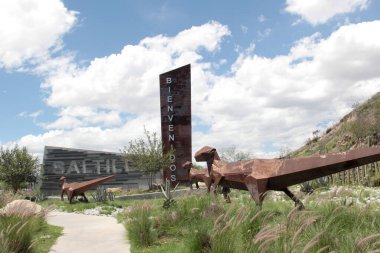 Saltillo, Coahuila, Meksika - 27 Temmuz 2025 Meksika 'nın Coahuila de Zaragoza eyaletinin başkenti ve en kalabalık şehri olan Saltillo' ya giriş, dağlarla çevrilidir.