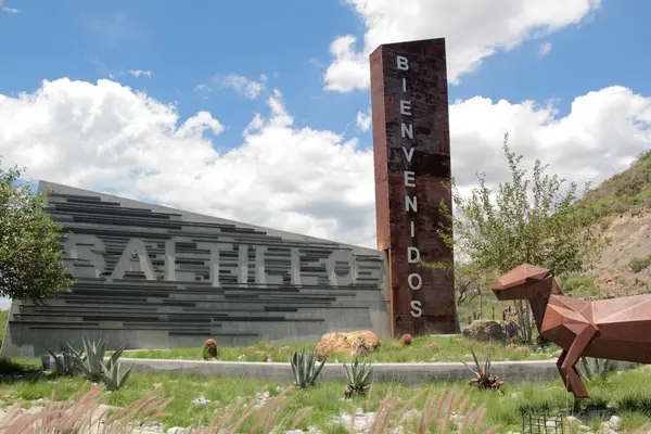 Saltillo, Coahuila, Meksika - 27 Temmuz 2025 Meksika 'nın Coahuila de Zaragoza eyaletinin başkenti ve en kalabalık şehri olan Saltillo' ya giriş, dağlarla çevrilidir.