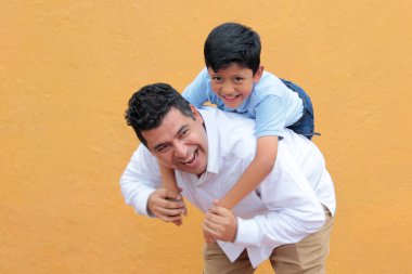 8 yaşındaki koyu tenli Latin oğluyla bekâr bir baba, Babalar Günü 'nü kutluyor ve birlikte eğleniyor.