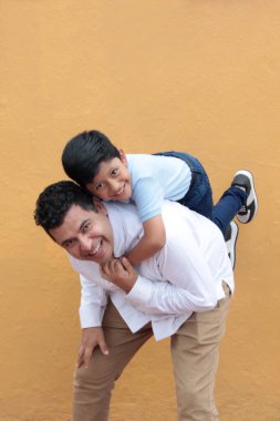 8 yaşındaki koyu tenli Latin oğluyla bekâr bir baba, Babalar Günü 'nü kutluyor ve birlikte eğleniyor.