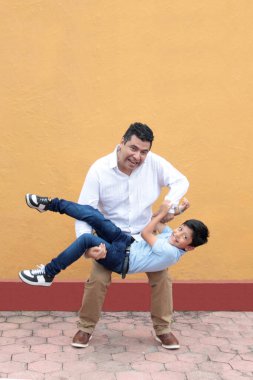 8 yaşındaki koyu tenli Latin oğluyla bekâr bir baba, Babalar Günü 'nü kutluyor ve birlikte eğleniyor.