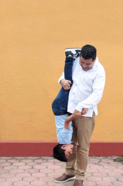 8 yaşındaki koyu tenli Latin oğluyla bekâr bir baba, Babalar Günü 'nü kutluyor ve birlikte eğleniyor.