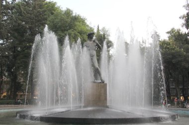 Mexico City, Meksika - 29 Ocak 2025: Michelangelo 'nun CDMX' teki heykelinin bir kopyası olan Davut Çeşmesi, Roman Norte mahallesindeki Plaza Rio de Janeiro 'da yer almaktadır.