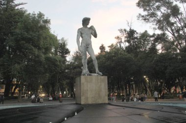 Mexico City, Meksika - 29 Ocak 2025: Michelangelo 'nun CDMX' teki heykelinin bir kopyası olan Davut Çeşmesi, Roman Norte mahallesindeki Plaza Rio de Janeiro 'da yer almaktadır.