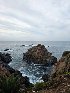 Ensenada, Baja California, Meksika - 17 Aralık 2025: La Bufadora, Ensenada, Baja California, Meksika 'da bir deniz gayzeridir. Denizin yukarı fırlayarak dev bir jet oluşturduğu doğal bir gösteri.