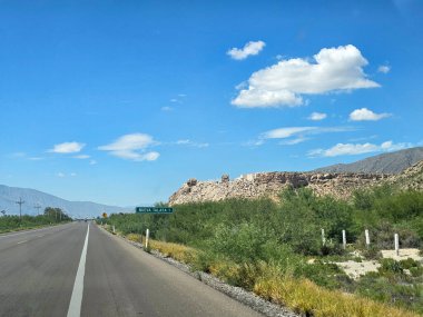 Cuatro Cienegas Mermer Madenleri, Coahuila, Meksika 'daki dev beyaz bloklar eskiden çölün bir köşesinde çıkartma için kullanılan inanılmaz bir manzaradır.