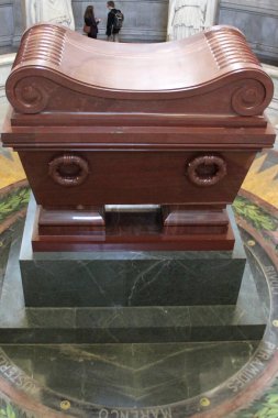 Paris, Fransa - 12 Mart 2015: Napolyon 'un mezarını barındıran Kubbe des Invalides, Ulusal Otel' in amblemidir ve Paris şehrinde önemli bir anıttır.