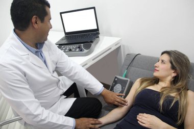 Karpal tünel sendromu, çevresel nöropati veya sinir hasarı teşhisi koymak için kadın bir hastanın elinde ve kolunda elektromiyografi ve Somatosensoryal PESS var.