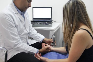 Karpal tünel sendromu, çevresel nöropati veya sinir hasarı teşhisi koymak için kadın bir hastanın elinde ve kolunda elektromiyografi ve Somatosensoryal PESS var.