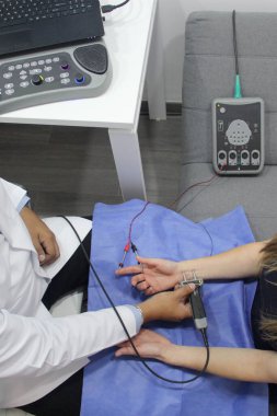 Karpal tünel sendromu, çevresel nöropati veya sinir hasarı teşhisi koymak için kadın bir hastanın elinde ve kolunda elektromiyografi ve Somatosensoryal PESS var.