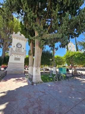 Parras, Coahuila, Meksika - 28 Temmuz 2025: Plaza del Reloj, Coahuila, Meksika 'da Parras şehrinin merkezinde bulunan bir halk parkı.
