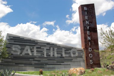 Saltillo, Coahuila, Meksika - 27 Temmuz 2025 Meksika 'nın Coahuila de Zaragoza eyaletinin başkenti ve en kalabalık şehri olan Saltillo' ya giriş, dağlarla çevrilidir.