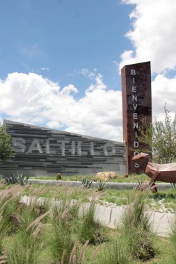 Saltillo, Coahuila, Meksika - 27 Temmuz 2025 Meksika 'nın Coahuila de Zaragoza eyaletinin başkenti ve en kalabalık şehri olan Saltillo' ya giriş, dağlarla çevrilidir.