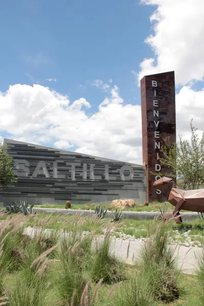 Saltillo, Coahuila, Meksika - 27 Temmuz 2025 Meksika 'nın Coahuila de Zaragoza eyaletinin başkenti ve en kalabalık şehri olan Saltillo' ya giriş, dağlarla çevrilidir.