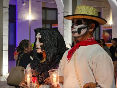 Merida, Yucatan, Meksika - 28 Ekim 2024: Merida, Yucatan veya Paseo de las Animas 'da düzenlenen ve iskelet gibi giyindikleri bir geçit töreni