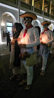 Merida, Yucatan, Meksika - 28 Ekim 2024: Merida, Yucatan veya Paseo de las Animas 'da düzenlenen ve iskelet gibi giyindikleri bir geçit töreni