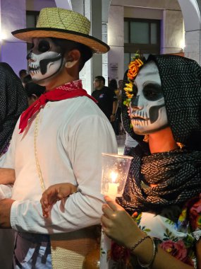 Merida, Yucatan, Meksika - 28 Ekim 2024: Merida, Yucatan veya Paseo de las Animas 'da düzenlenen ve iskelet gibi giyindikleri bir geçit töreni