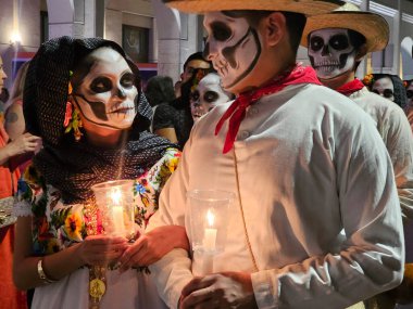 Merida, Yucatan, Meksika - 28 Ekim 2024: Merida, Yucatan veya Paseo de las Animas 'da düzenlenen ve iskelet gibi giyindikleri bir geçit töreni