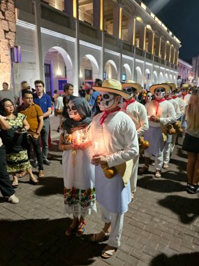 Merida, Yucatan, Meksika - 28 Ekim 2024: Merida, Yucatan veya Paseo de las Animas 'da düzenlenen ve iskelet gibi giyindikleri bir geçit töreni