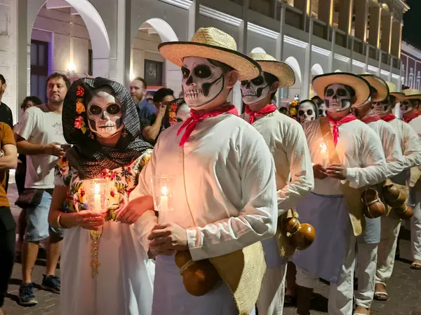 Merida, Yucatan, Meksika - 28 Ekim 2024: Merida, Yucatan veya Paseo de las Animas 'da düzenlenen ve iskelet gibi giyindikleri bir geçit töreni