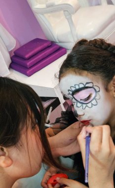 4 yaşındaki Meksikalı kız Meksika 'da geleneksel Ölüler Günü' nü kutlamak için Catrina kafatası stili makyaj yapıyor.