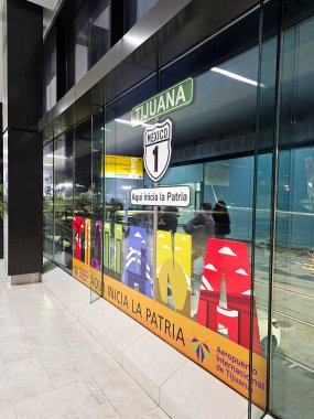 Tijuana, Baja California, Meksika - 13 Mart 2025: ABD-Meksika sınırındaki General Abelardo L. Rodriguez Tijuana Uluslararası Havalimanı