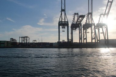 Ensenada, Baja California, Meksika - 16 Mar 2025: Liman vincleri Meksika 'nın Baja California limanındaki Ensenada limanında yükleme ve boşaltma için kullanılan büyük makinelerdir.