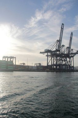 Ensenada, Baja California, Meksika - 16 Mar 2025: Liman vincleri Meksika 'nın Baja California limanındaki Ensenada limanında yükleme ve boşaltma için kullanılan büyük makinelerdir.