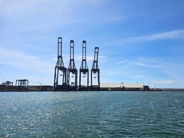 Ensenada, Baja California, Meksika - 16 Mar 2025: Liman vincleri Meksika 'nın Baja California limanındaki Ensenada limanında yükleme ve boşaltma için kullanılan büyük makinelerdir.