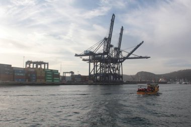 Ensenada, Baja California, Meksika - 16 Mar 2025: Liman vincleri Meksika 'nın Baja California limanındaki Ensenada limanında yükleme ve boşaltma için kullanılan büyük makinelerdir.