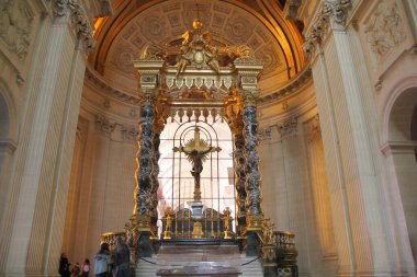 Paris, Fransa - 12 Mart 2015: Napolyon 'un mezarını barındıran Kubbe des Invalides, Ulusal Otel' in amblemidir ve Paris şehrinde önemli bir anıttır.